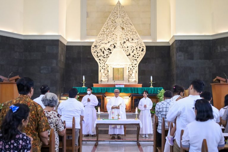 Sukacita Pembaptisan Anak Warnai Gereja Santa Maria Fatima